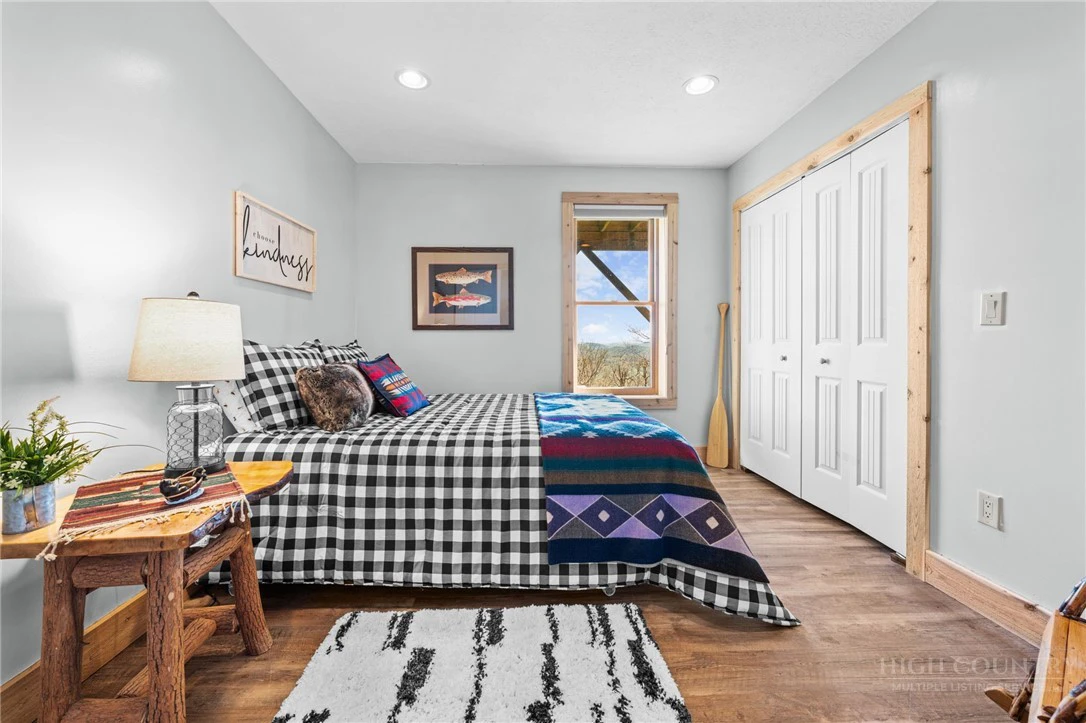 Image number 16 for the current listing