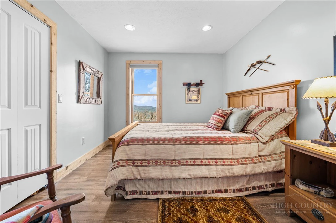 Image number 20 for the current listing