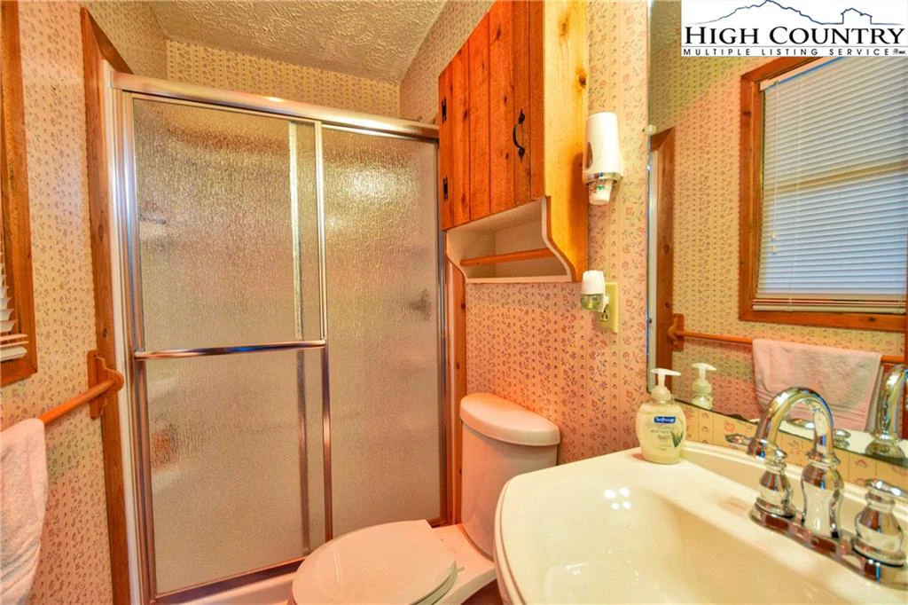 Image number 9 for the current listing