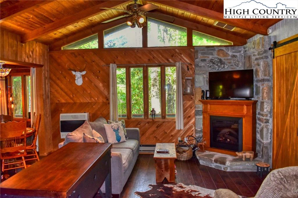 Image number 19 for the current listing
