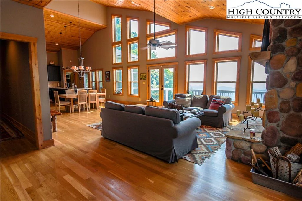 Image number 1 for the current listing