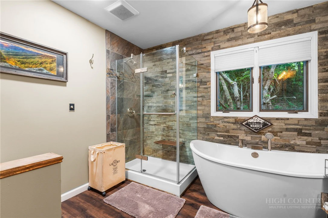 Image number 19 for the current listing