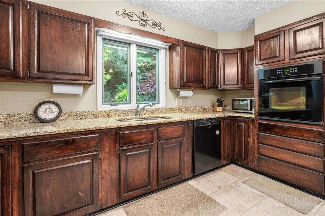 Image number 15 for the current listing