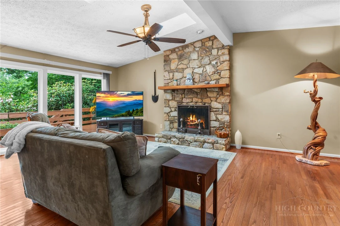 Image number 10 for the current listing