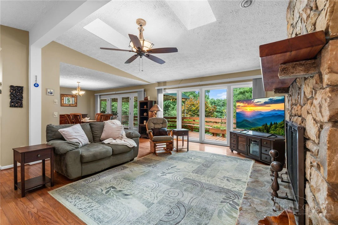 Image number 9 for the current listing
