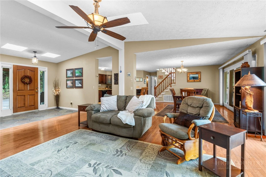 Image number 8 for the current listing