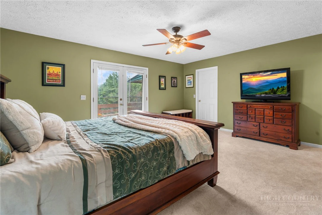 Image number 17 for the current listing