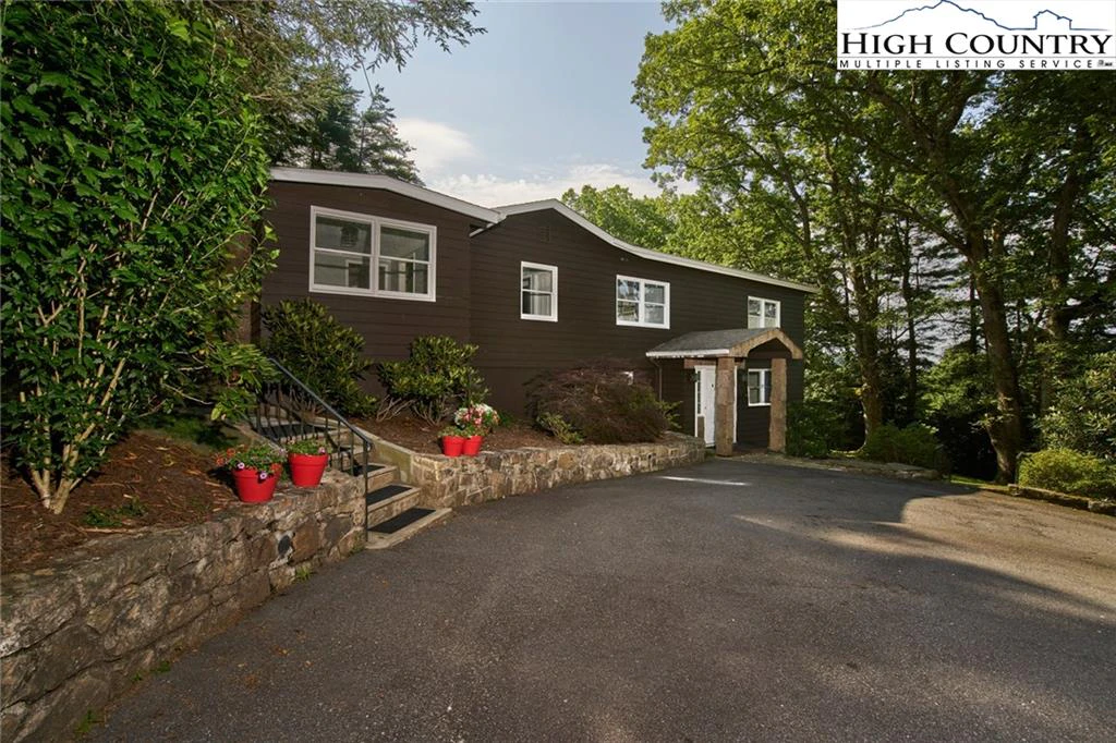 Image number 1 for the current listing