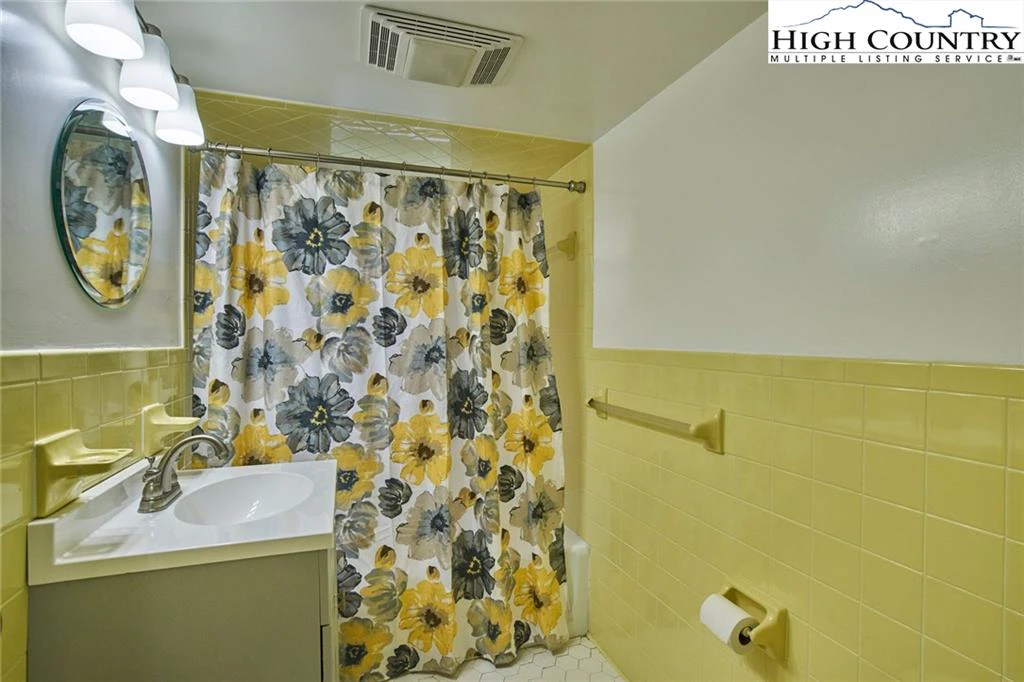 Image number 13 for the current listing