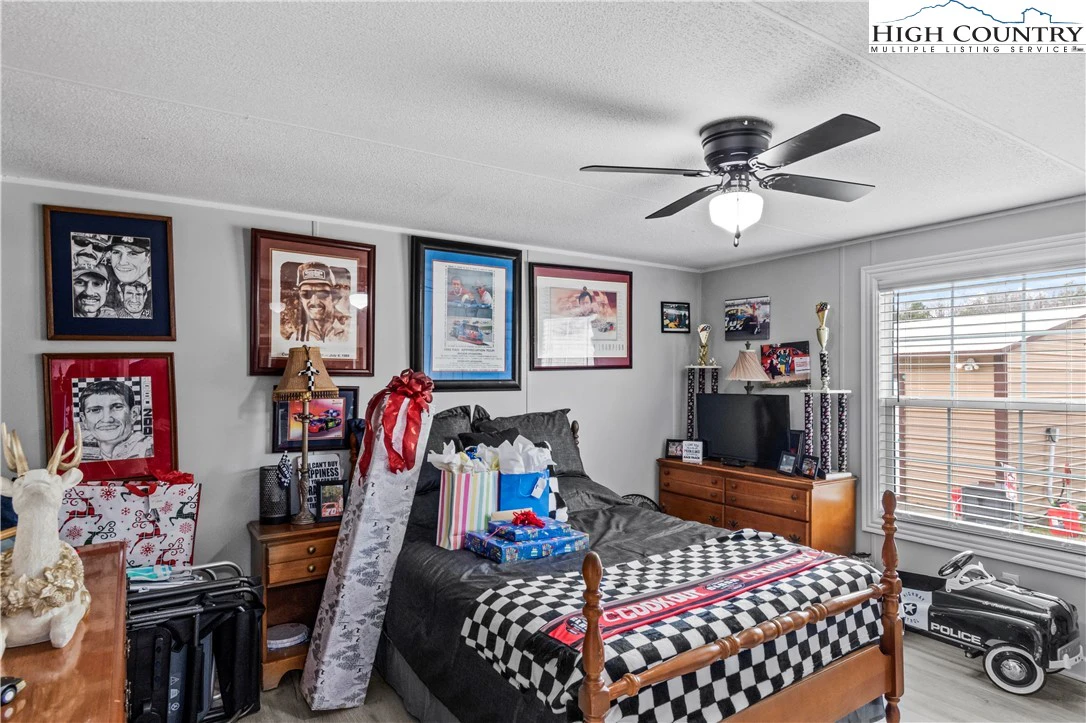 Image number 8 for the current listing
