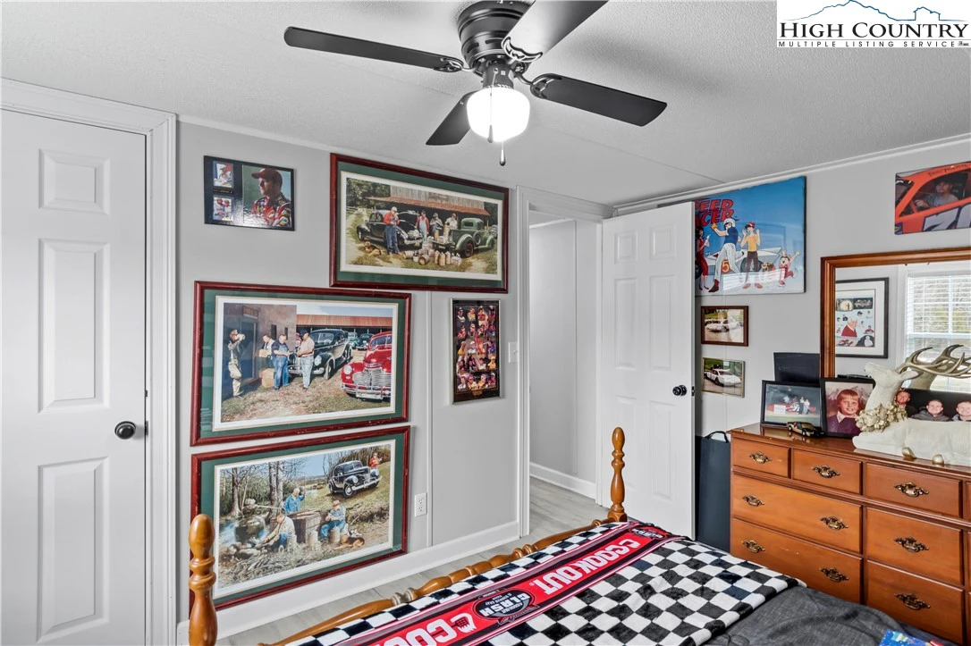 Image number 9 for the current listing