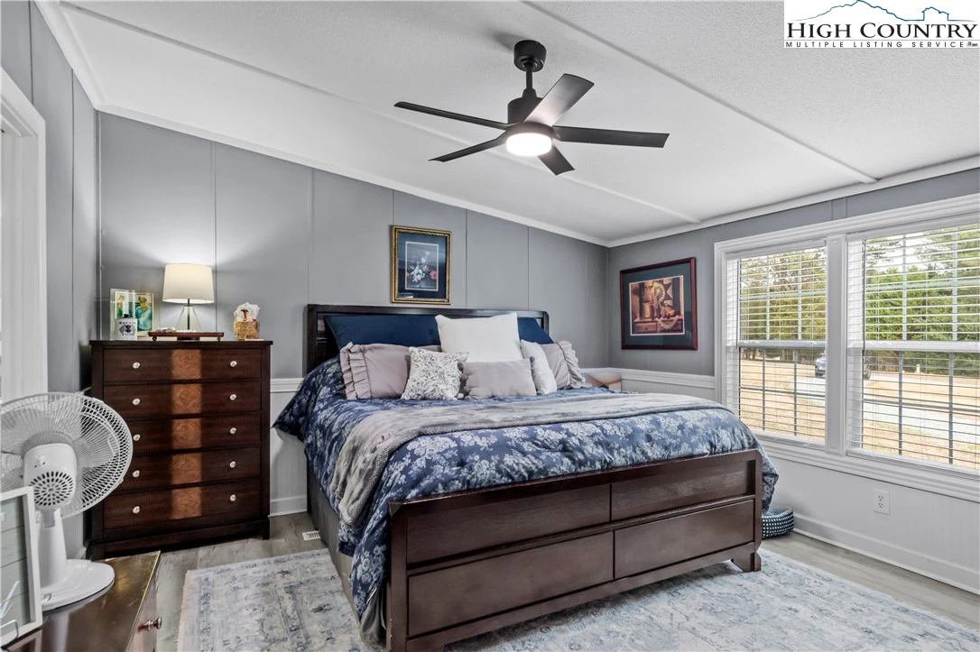 Image number 11 for the current listing