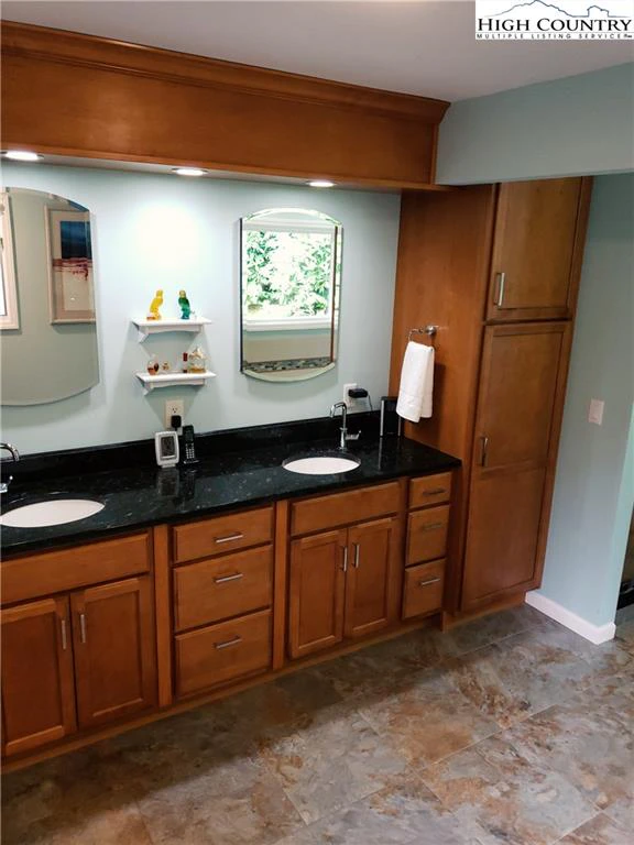 Image number 9 for the current listing
