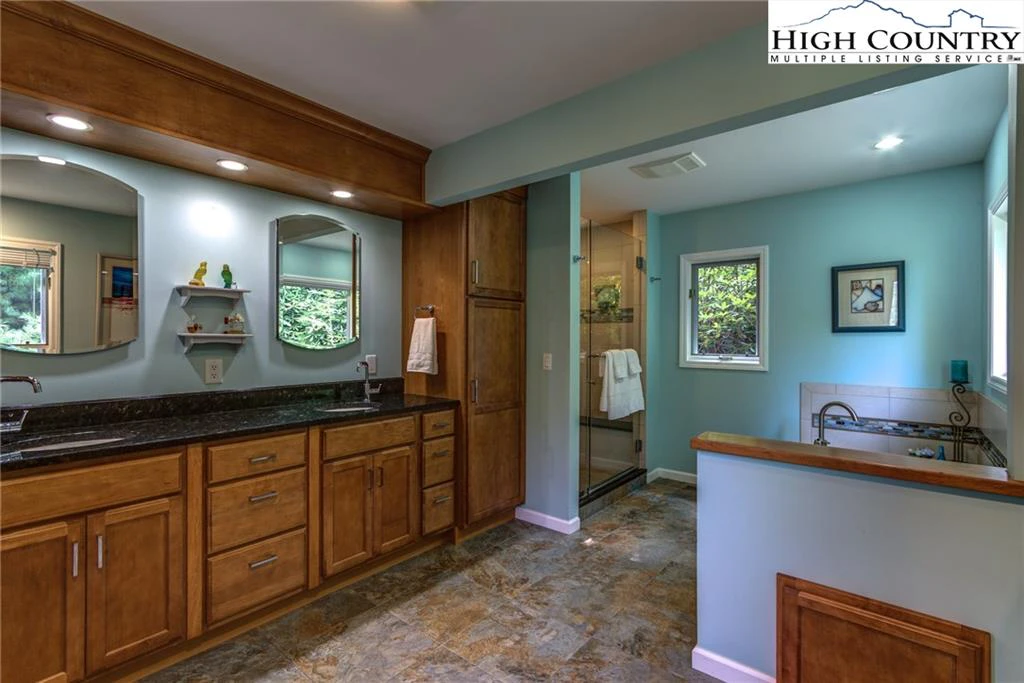 Image number 10 for the current listing