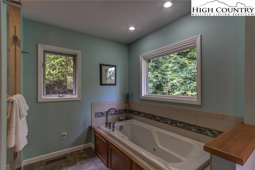 Image number 11 for the current listing