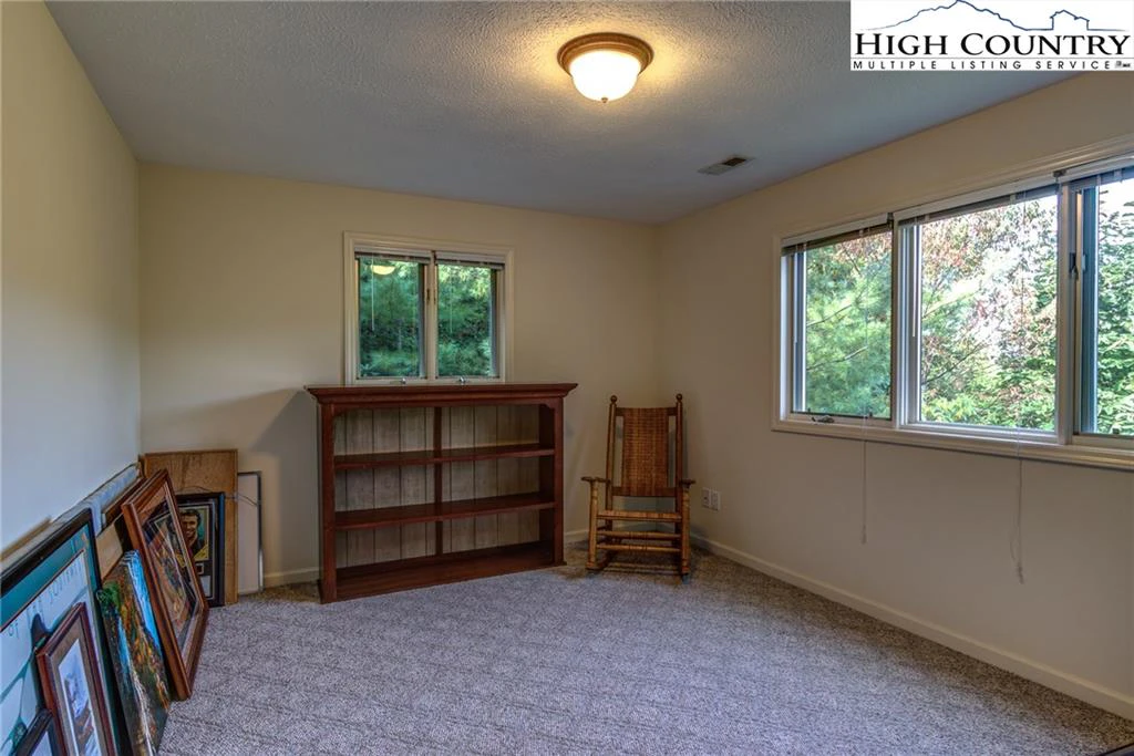 Image number 15 for the current listing