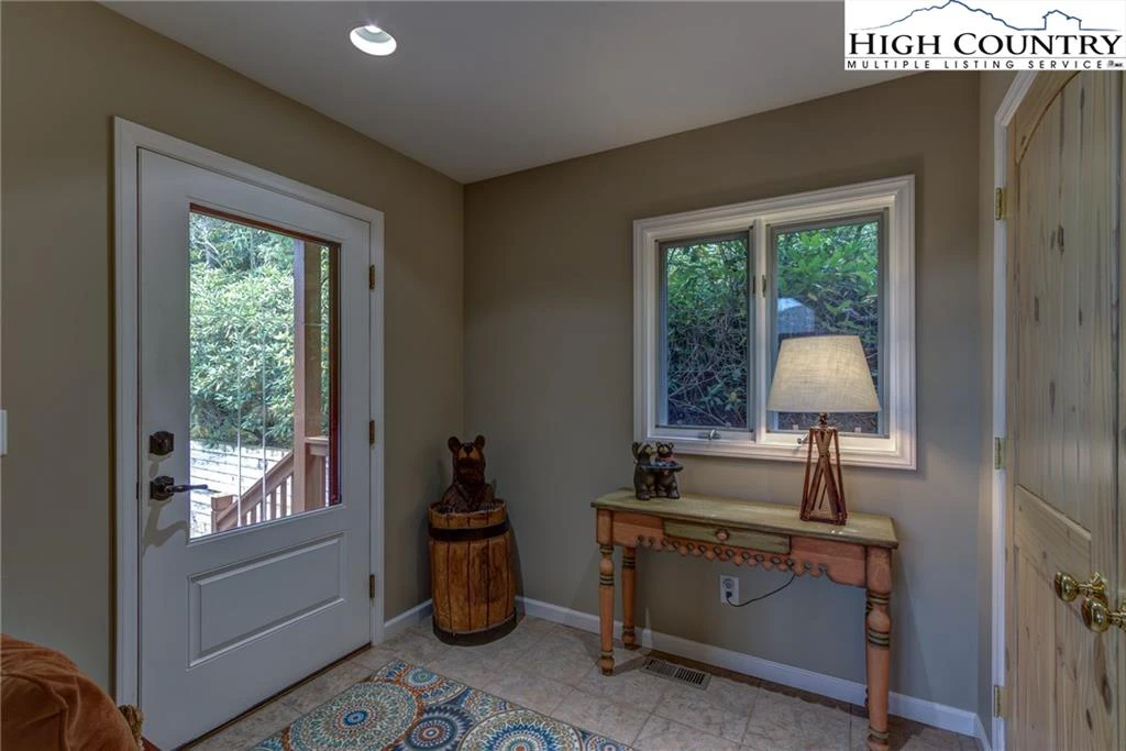 Image number 31 for the current listing