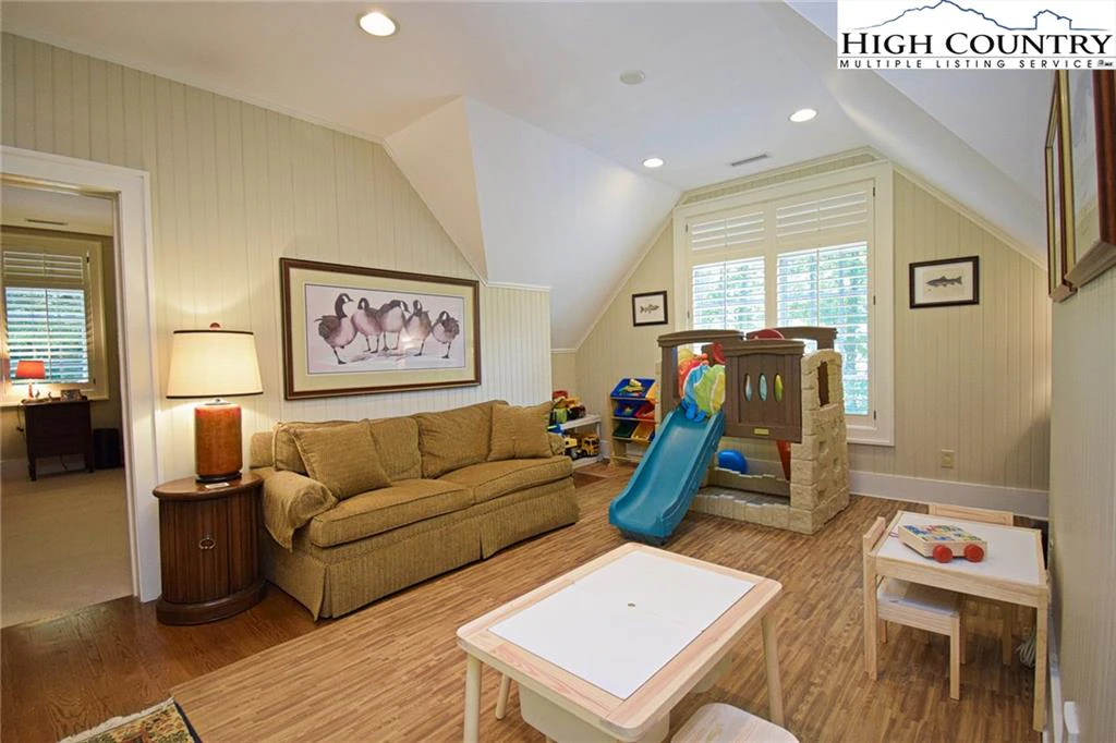 Image number 14 for the current listing