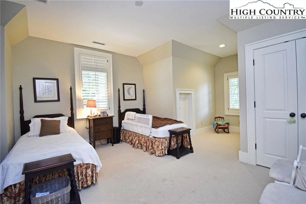 Image number 3 for the current listing