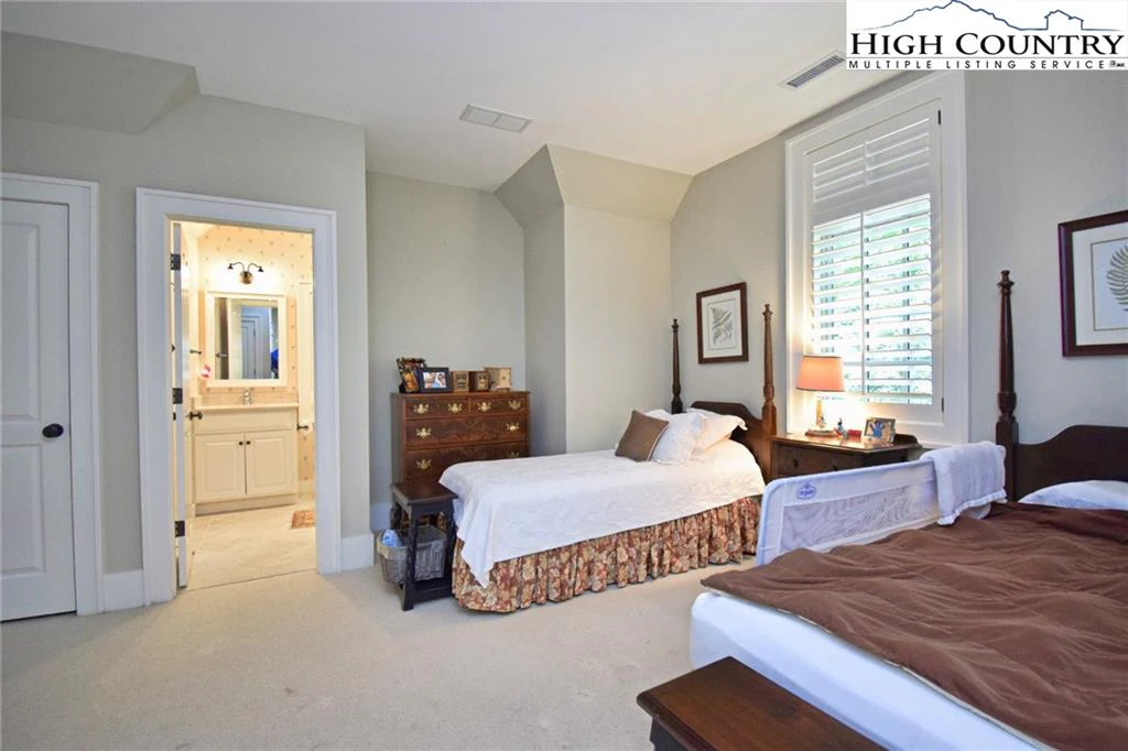 Image number 4 for the current listing