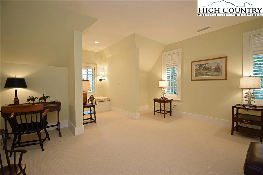 Image number 9 for the current listing
