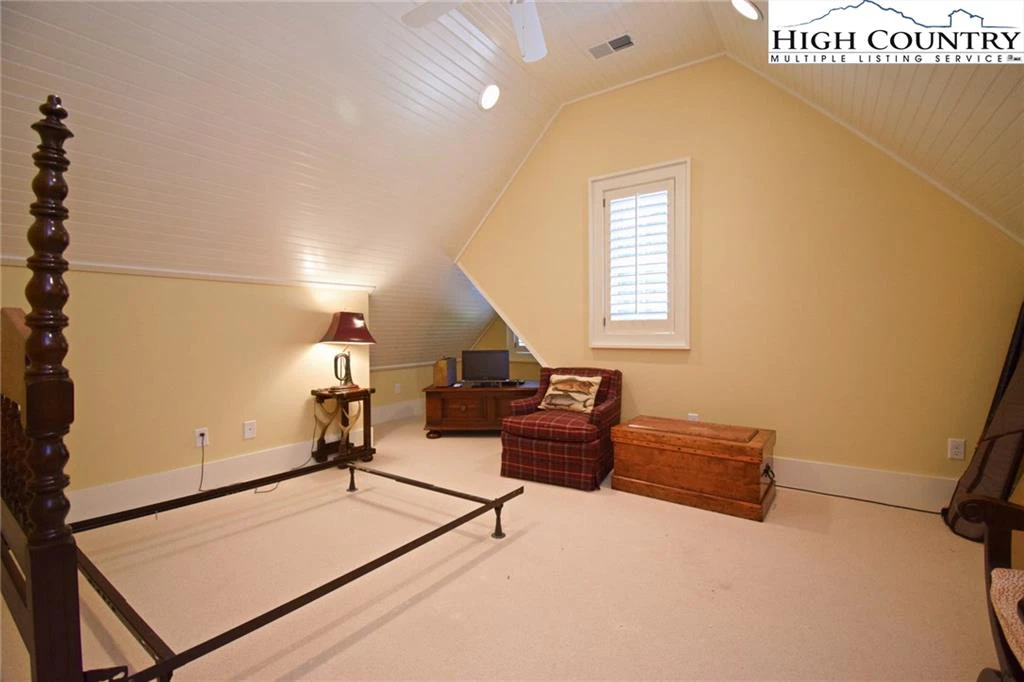 Image number 15 for the current listing