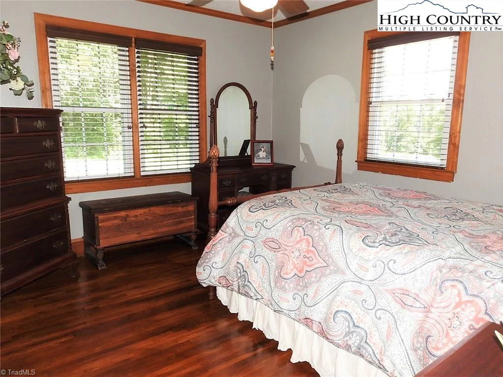 Image number 10 for the current listing