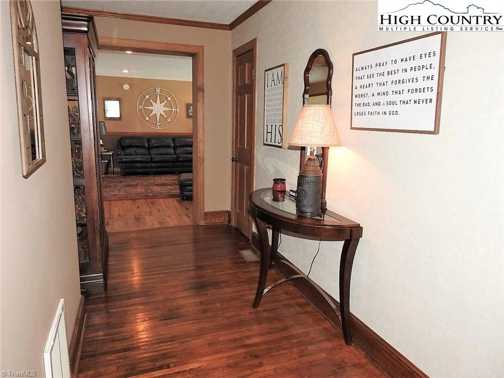 Image number 3 for the current listing