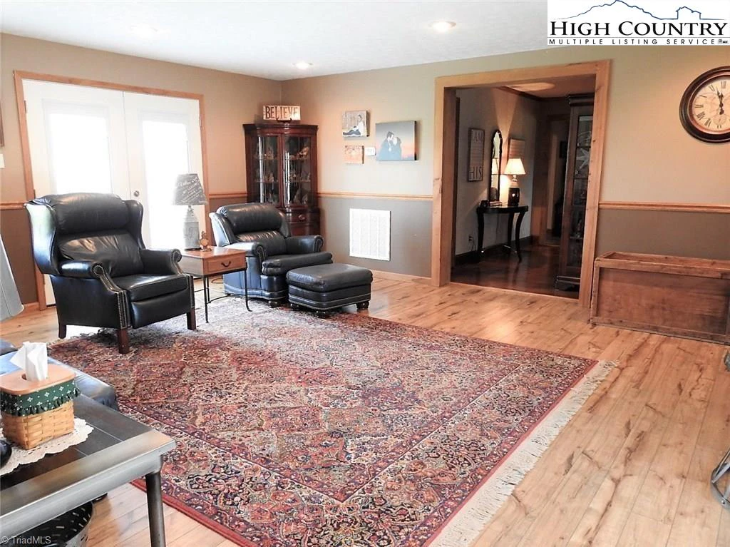 Image number 4 for the current listing