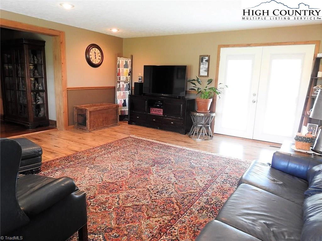 Image number 6 for the current listing