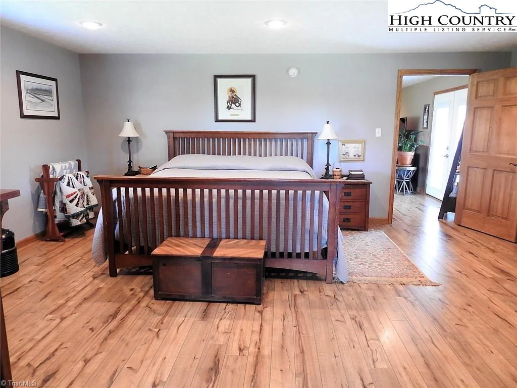 Image number 8 for the current listing