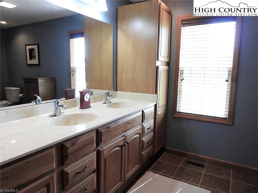 Image number 9 for the current listing