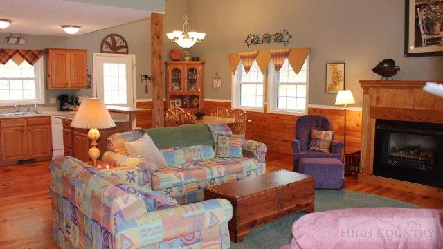 Image number 8 for the current listing