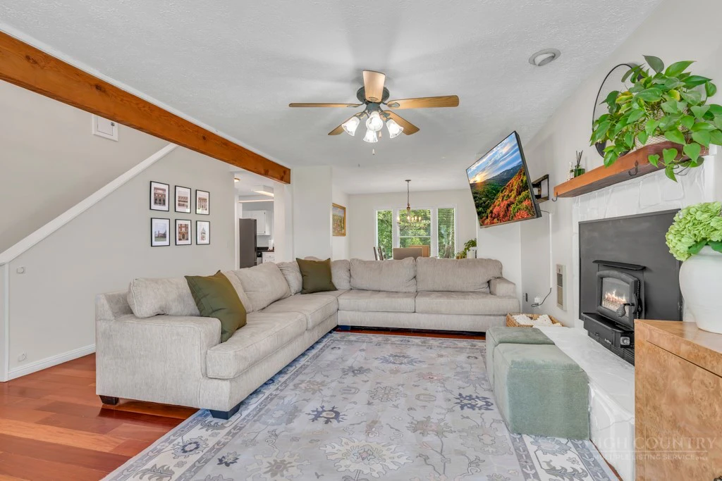 Image number 4 for the current listing