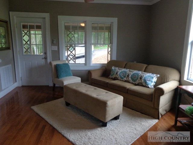 Image number 8 for the current listing