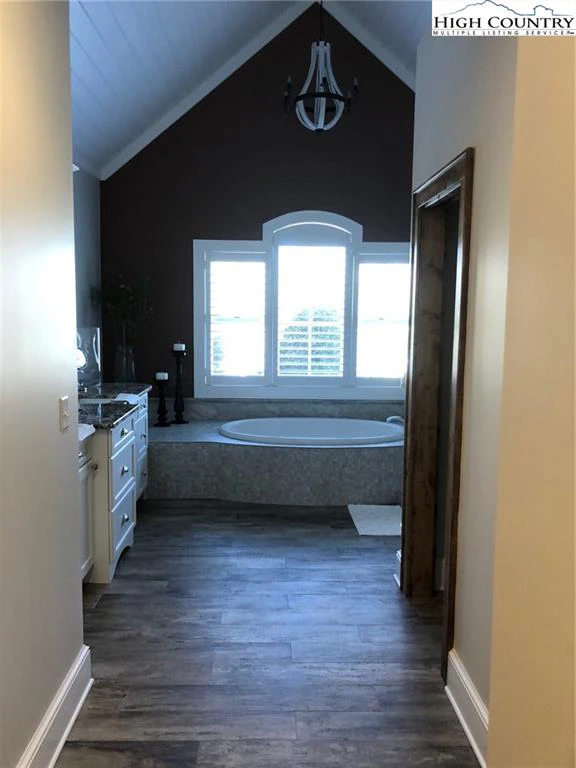 Image number 11 for the current listing