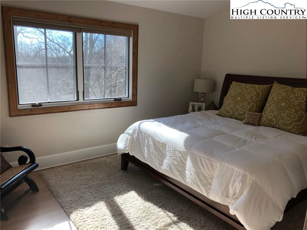 Image number 7 for the current listing