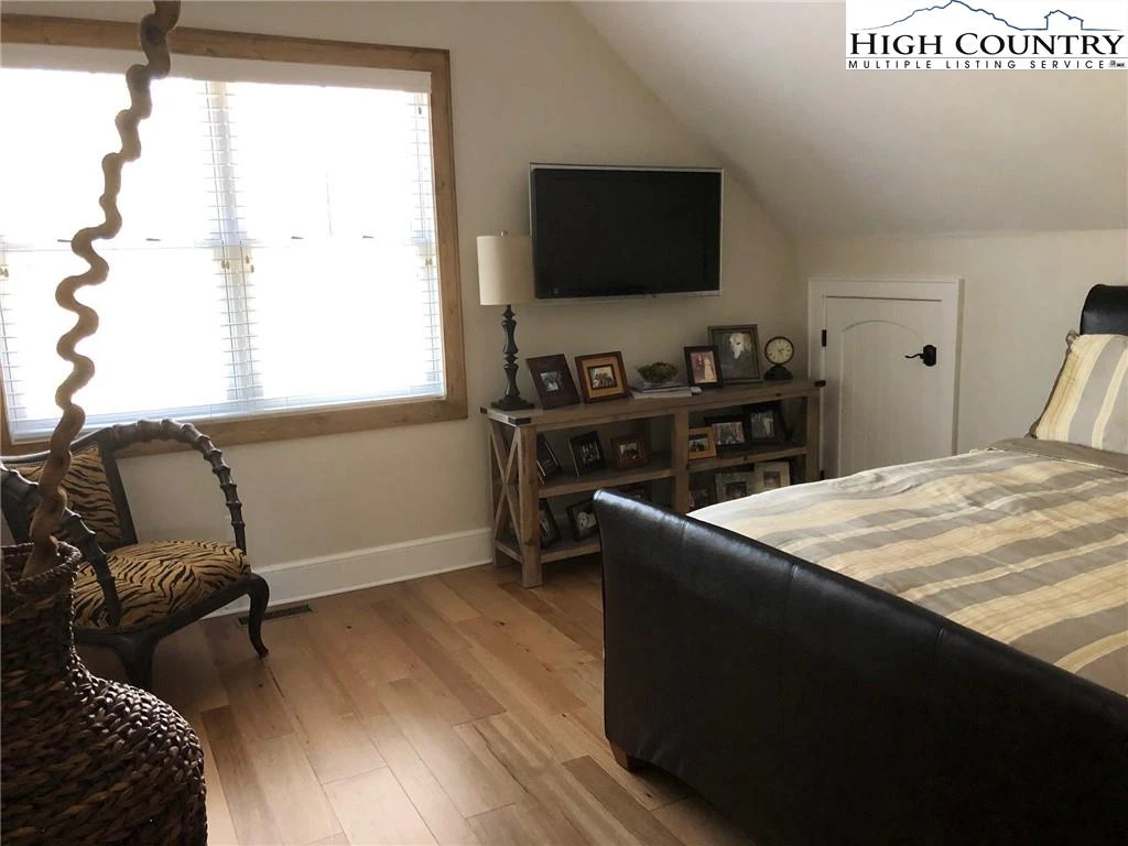 Image number 5 for the current listing