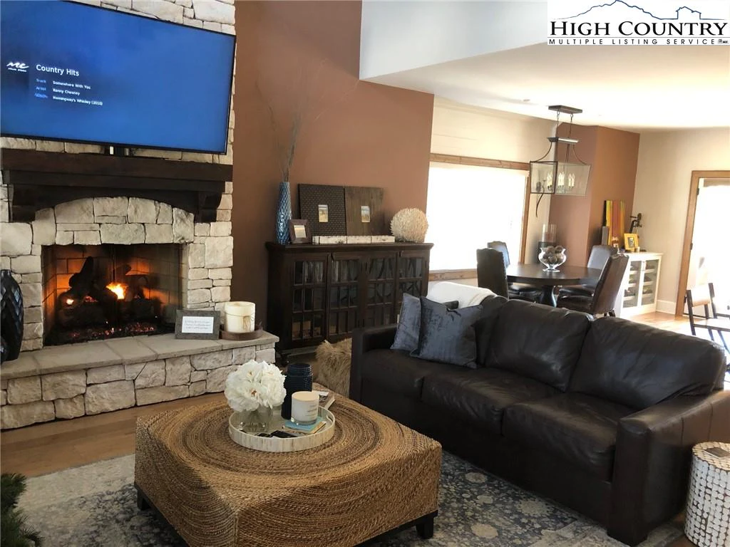 Image number 15 for the current listing
