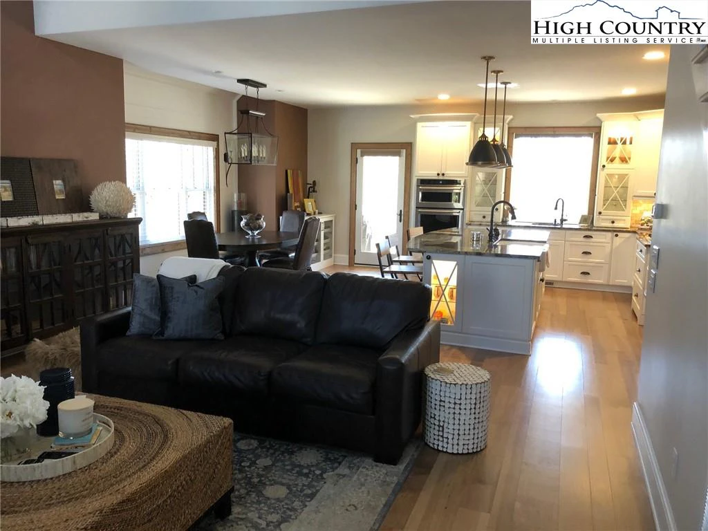 Image number 14 for the current listing