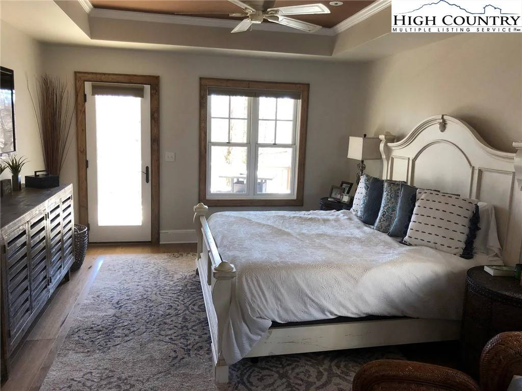 Image number 2 for the current listing