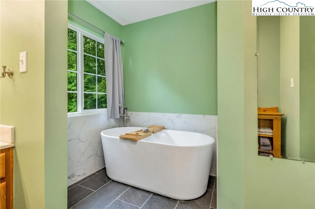 Image number 9 for the current listing