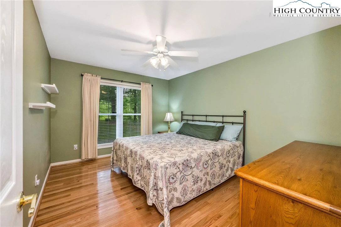 Image number 2 for the current listing