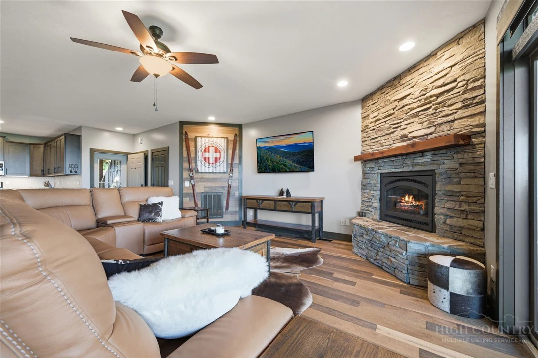 Image number 4 for the current listing