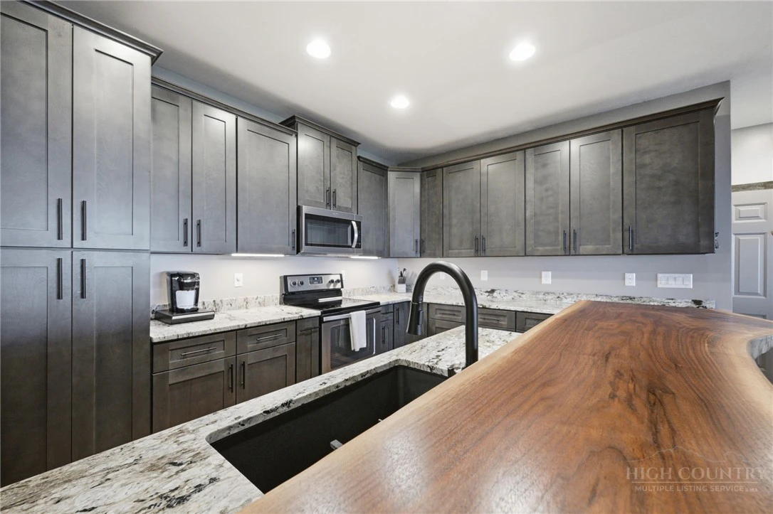 Image number 11 for the current listing