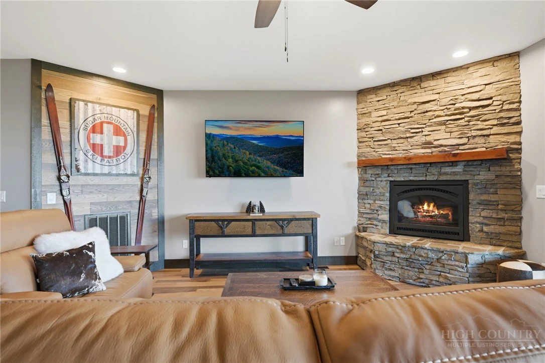 Image number 19 for the current listing