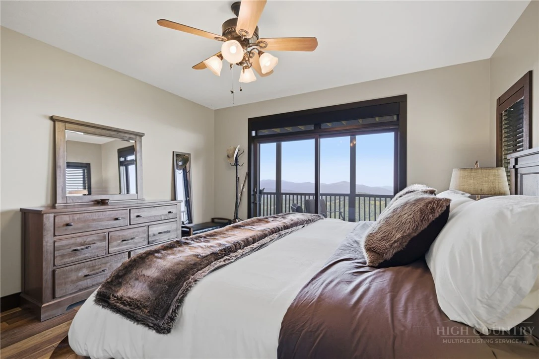 Image number 21 for the current listing
