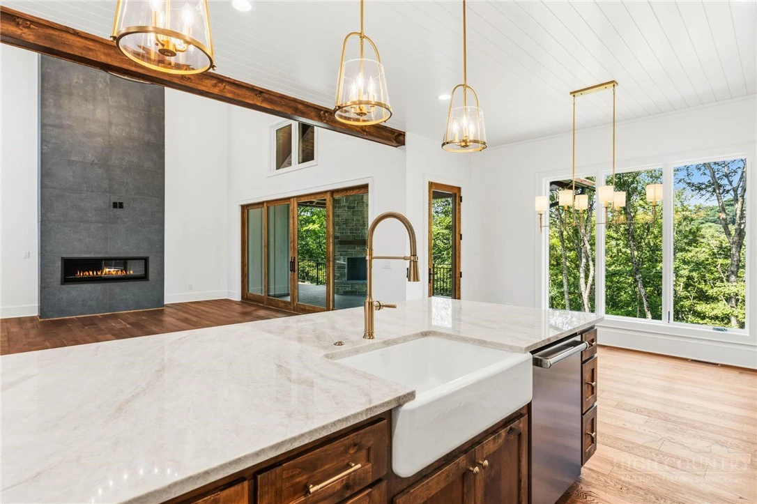 Image number 11 for the current listing