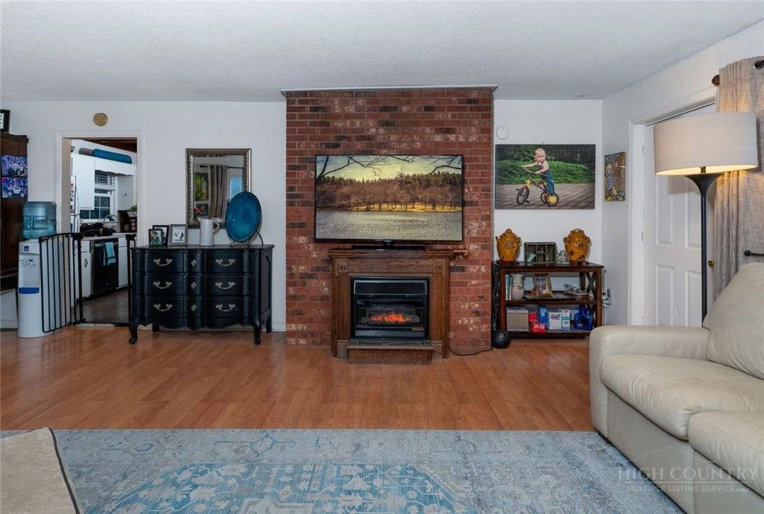 Image number 9 for the current listing