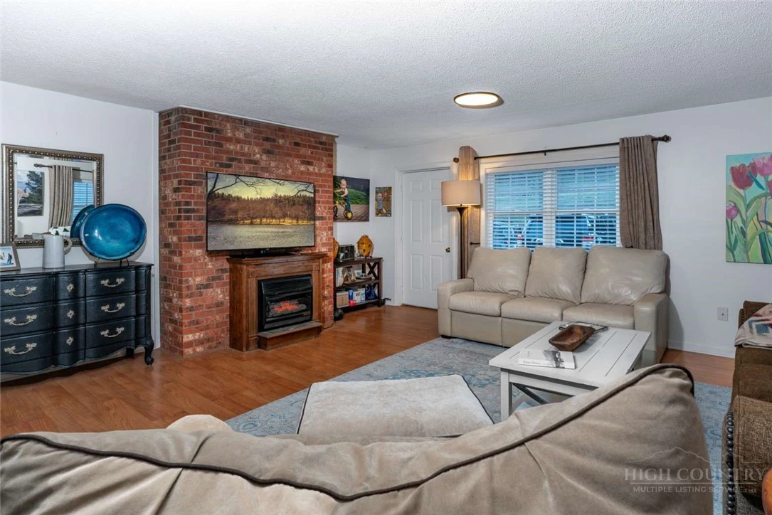 Image number 11 for the current listing